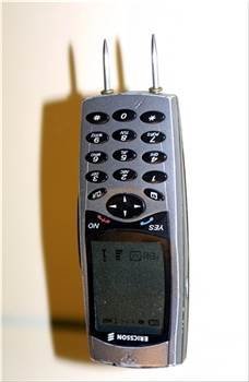 26_20_mobile-phone-tomorrow-never-dies-1997-pierce-brosnan.jpg