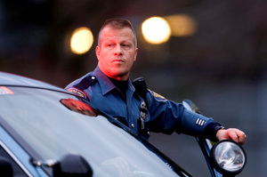 2009 - Seattle police officer blocks traffic in search for murderer of of four police officers in Parkland - Washington.jpg