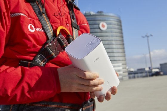 Abbildung 1: Der Vodafone GigaCube 5G von Huawei funkt sowohl 5G als auch Wi-Fi 6 gleichzeitig. Spannend für Privatkunden, aber auch für Firmen und Filialen, sobald es genug 5G-Funkzellen im Land gibt