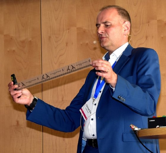 Abbildung 3: Dr. Christoph Bach, CTO bei Ericsson, zeigte die Antennenstreifen auf dem 5G-Connect-Kongress in Dresden im Mai 2019