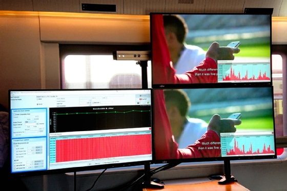 Abbildung 3: Zu Beginn der Testfahrt lief im linken Monitor eine stabile Anwendung mit geringer Bandbreite, aber sehr guten Reaktionszeiten (Latenzen). Rechts liefen zwei Unterhaltungsvideos. Diese benötigen viel höhere Bandbreiten, sind dafür aber bei den Latenzen nicht so anspruchsvoll