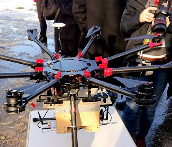 Abbildung 8: Diese von Airbus zu Funktestzwecken umgebaute DJI Drohne tauscht über Network Slicing mehrere unterschiedliche Datenströme mit den Messaufbauten am Boden aus.