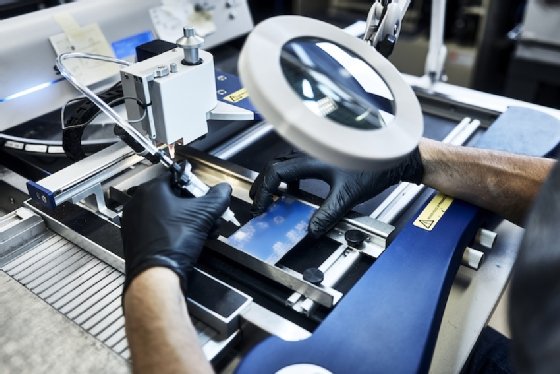 Abbildung 1: Bestückung im Produktionsprozess einer Prototypen-Platine. Hier halbautomatisiert.