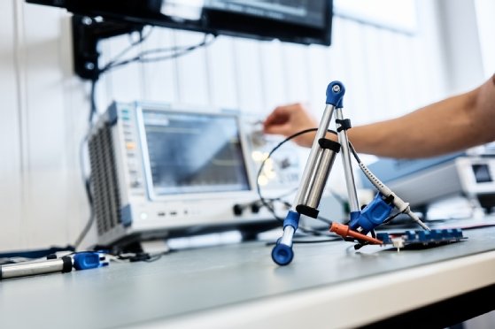 Abbildung 2: Messen und Testen von Soft- und Hardware in der Praxis. Hier am Oszilloskop.