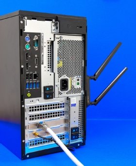Abbildung 3: Am weißen CAT-8-Kabel kommt 10 Gigabit Ethernet aus der Dell Workstation. Darunter sitzt die Wi-Fi-6-PCIe-Karte. Sie funkt per Wi-Fi 6 bis 2400 MBit/s über die zwei schwarzen Antennen (rechts am PC) zum Cisco Meraki MR55 (Quelle: Harald Karcher).
