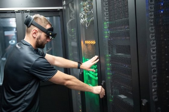 Ein Admin arbeitet an einem Server