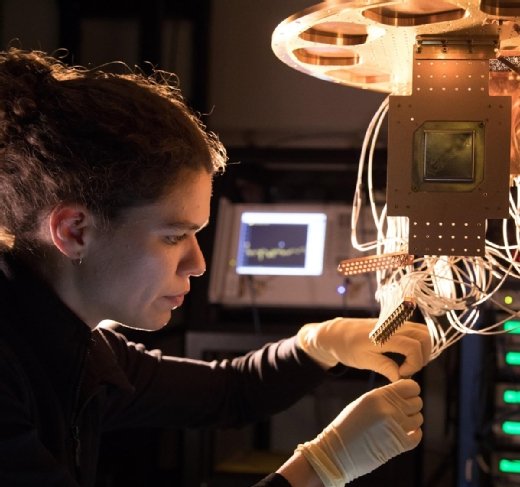 Eine Forscherin von Google installiert einen Quantenprozessor der Reihe Bristlecone mit 72 Qubit.