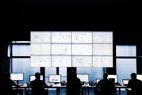 Abbildung 1: Gebündelte Kompetenz - Cybersicherheitsspezialisten an ihrem Arbeitsplatz in einem SOC.
