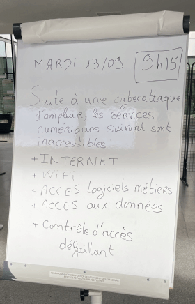 Photo du panneau d'information à l'entrée de l'ENSIACET.