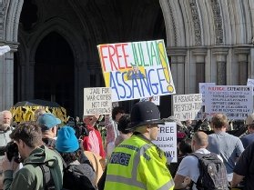 Destekçiler Julian Assange'ın iade duruşması için mahkeme önünde toplandı