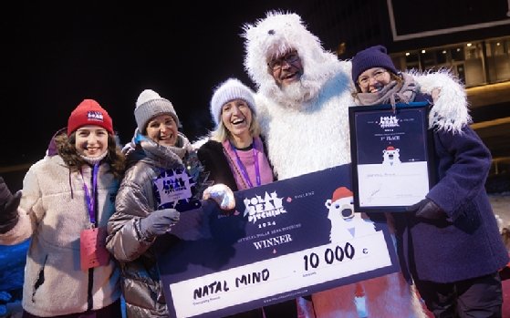 صورة لفريق Natal Mind يتلقى شيكًا بقيمة 10000 يورو للفوز بـ Polar Bear Pitching 2024