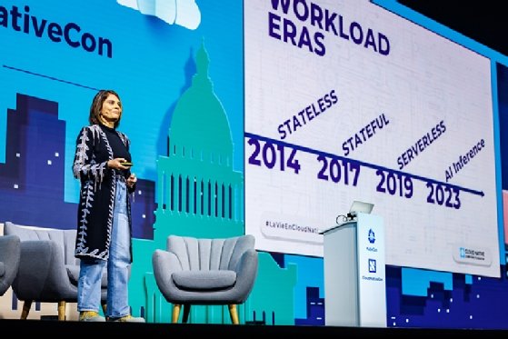 صورة للمديرة التنفيذية لـ CNCF بريانكا شارما على خشبة المسرح في KubeCon + CloudNativeCon 2024 في باريس