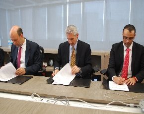 De izq. a der.: Luiz Ferezin, presidente de AMITI; Phil Sorgen, VP corporativo del grupo mundial de socios de Microsoft; Oscar Novoa, presidente del IAMCP.