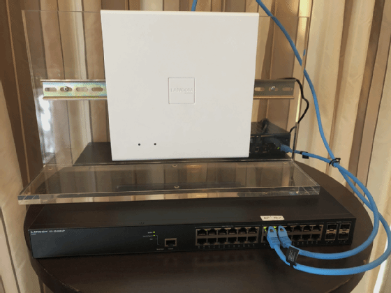 Der Wi-Fi-6-Access-Point Lancom LX-6500 (oben) und der 2,5-GBit-Switch Lancom GS-3528XUP (unten).
