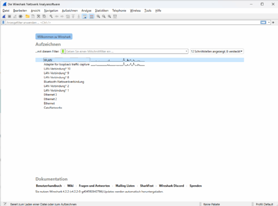 In diesem Screenshot des Startbildschirms von Wireshark zeigt unter anderem die blau markierte WLAN-Schnittestelle Netzwerkaktivität (gezackte Linie).