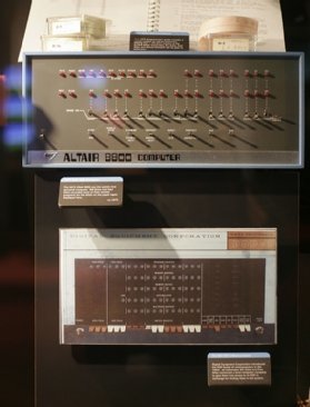 Altair 8800は2005年4月6日、ワシントン州レドモンドのMicrosoft Visitor Centerで展示されています。