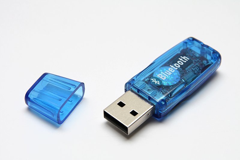 USB-Dongle für Bluetooth älterer Bauart.
