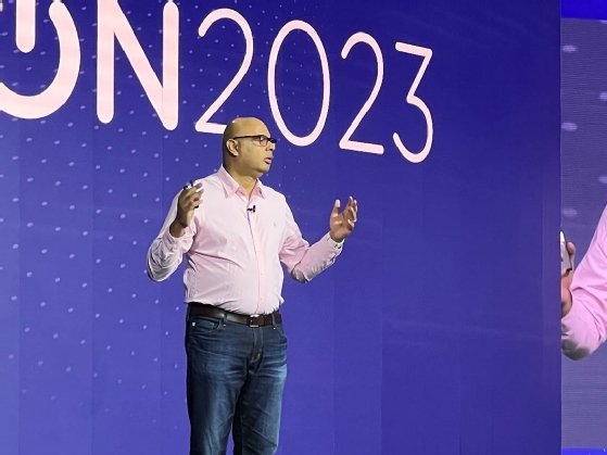 Photo of Veeam CEO Anand Eswaran speaking at the VeeamON conference 2023.